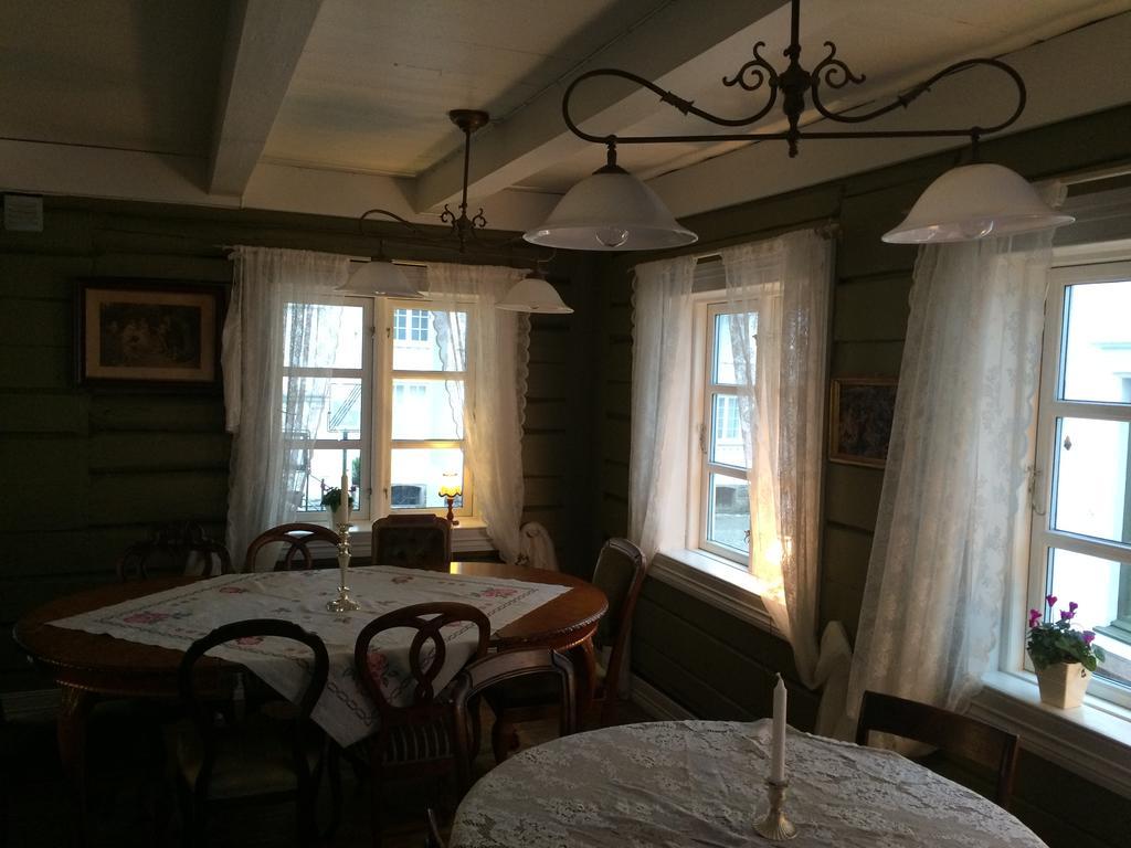 Gjestehuset Ibsen Grimstad  Bagian luar foto